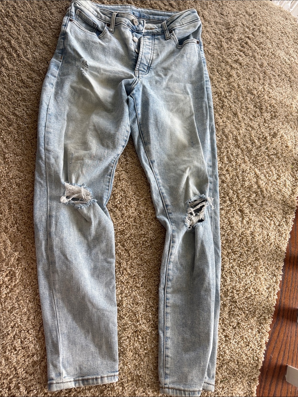 Light Wash Distressed Skinny Jeans - Ripped Knee Detail